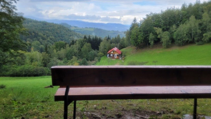 Widok z ławki na domek w górach