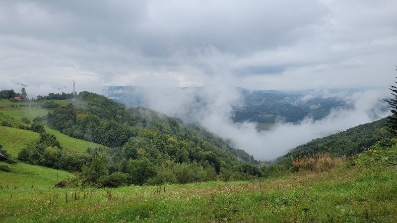 chmury w dolinach
